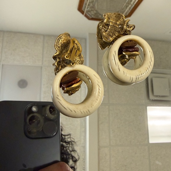 1960 Vintage Clip On’s Gold and Cream Hoop Earrings - Picture 4 of 4